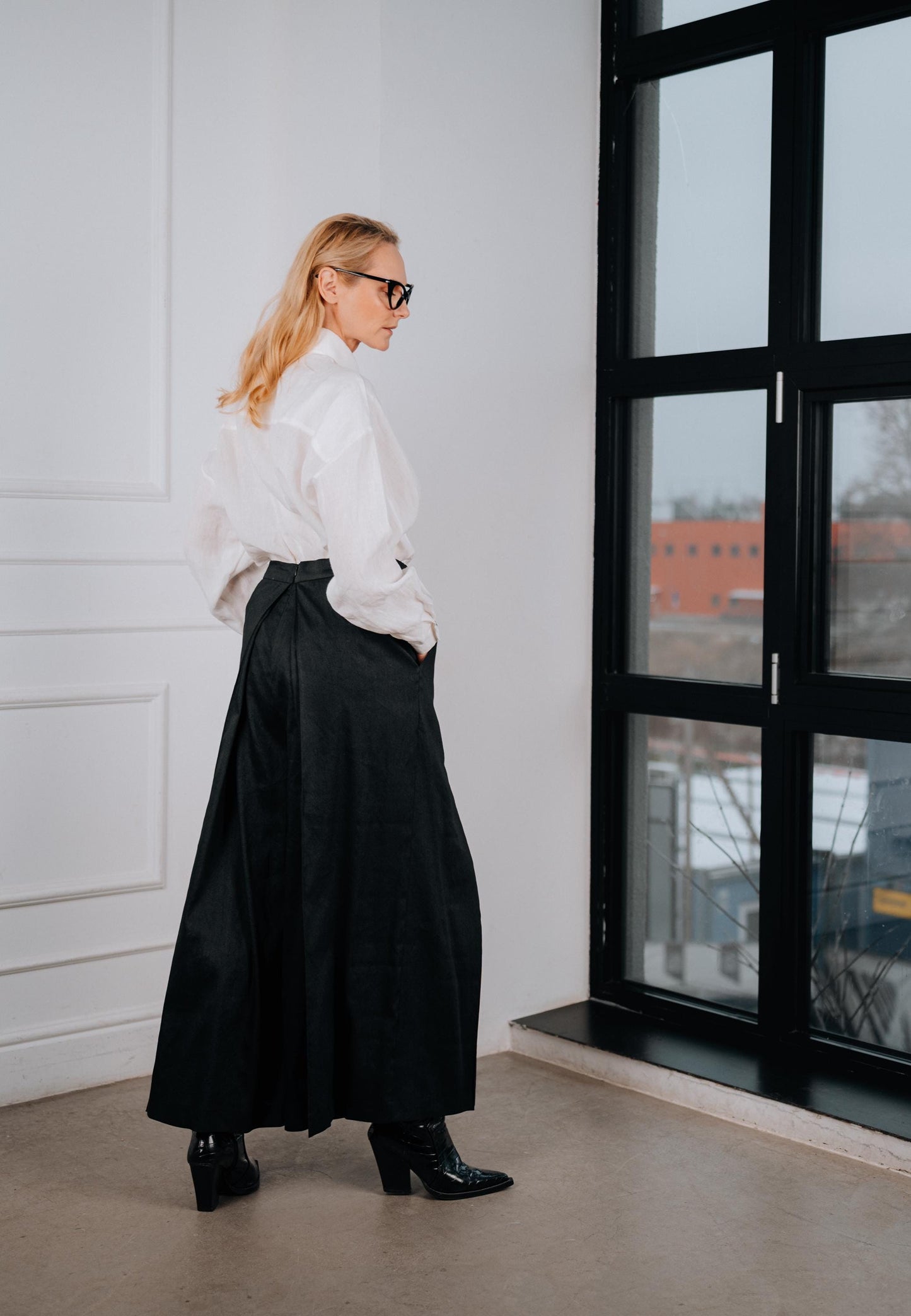 Elegante pantalón de lino de talle alto y pierna ancha – Negro Carbón, pantalón de talle alto para mujer, ideal para el armario contemporáneo
