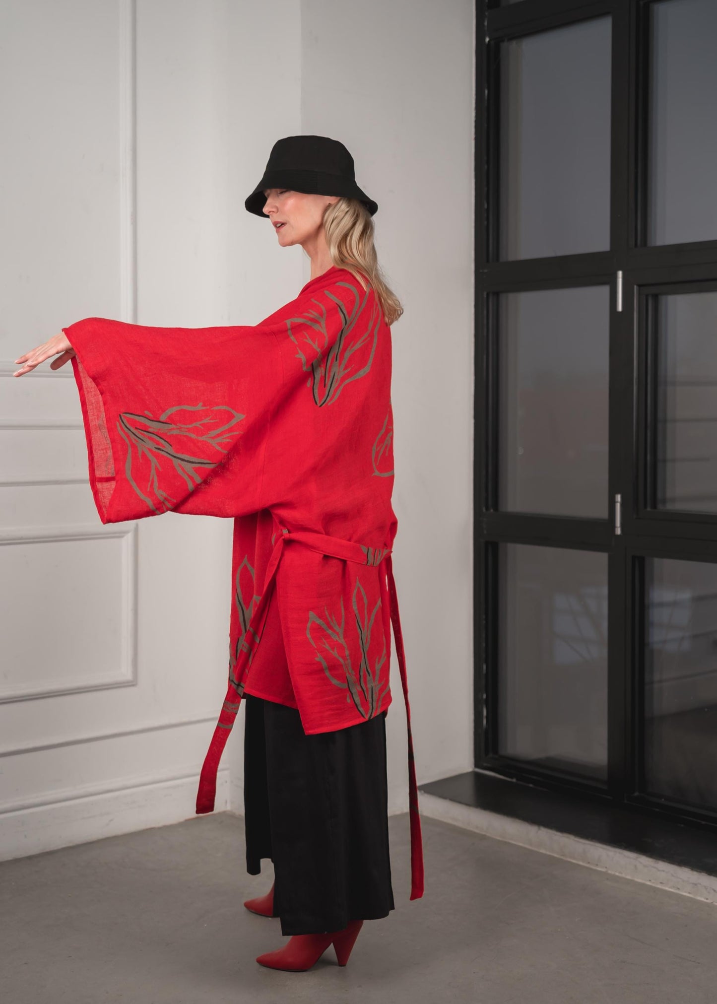 Elegante túnica kimono de lino carmesí, túnica llamativa de lino rojo, túnica de lino bohemia en rojo intenso, kimono de talla única